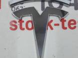 100856-00-A Emblem "T" des Kofferraumdeckels für das Tesla Model S. Das Firmenabzeichen de - photo 1