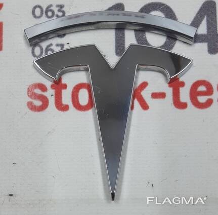 100856-00-A Emblem "T" des Kofferraumdeckels für das Tesla Model S. Das Firmenabzeichen de
