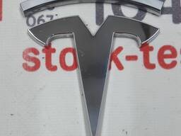 100856-00-A Emblem "T" des Kofferraumdeckels für das Tesla Model S. Das Firmenabzeichen de