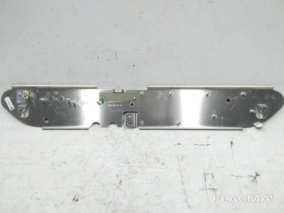 11132843-00-A Abdeckblende, hinterer Schlitten, links / rechts, 2. Reihe 60/40 Tesla Model