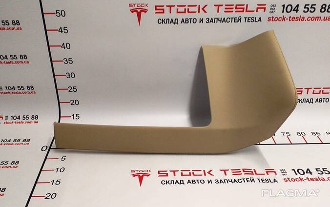 21002310-02-Z Mittelplattenauflage unten rechts (TAN PVC) bei einem Tesla Model S. Ein Ele