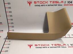 21002310-02-Z Mittelplattenauflage unten rechts (TAN PVC) bei einem Tesla Model S. Ein Ele